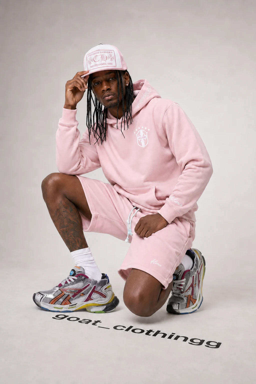GOAT Clothing модел с розов streetwear сет и runner маратонки