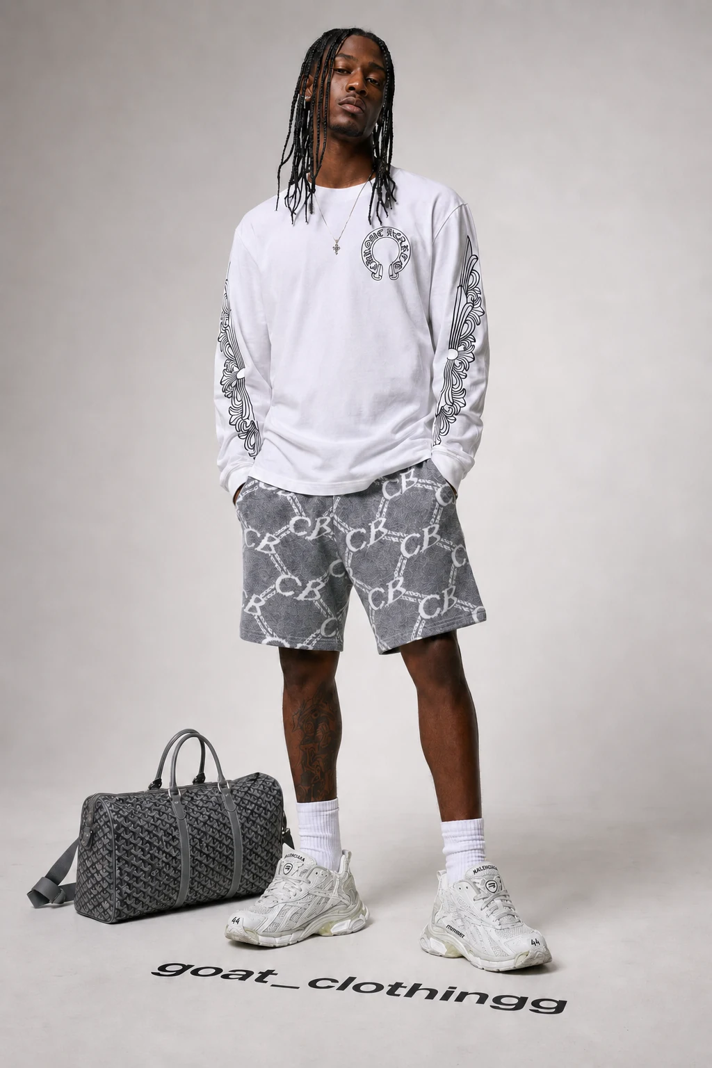 GOAT Clothing модел с бяла блуза, шорти, чанта и маратонки